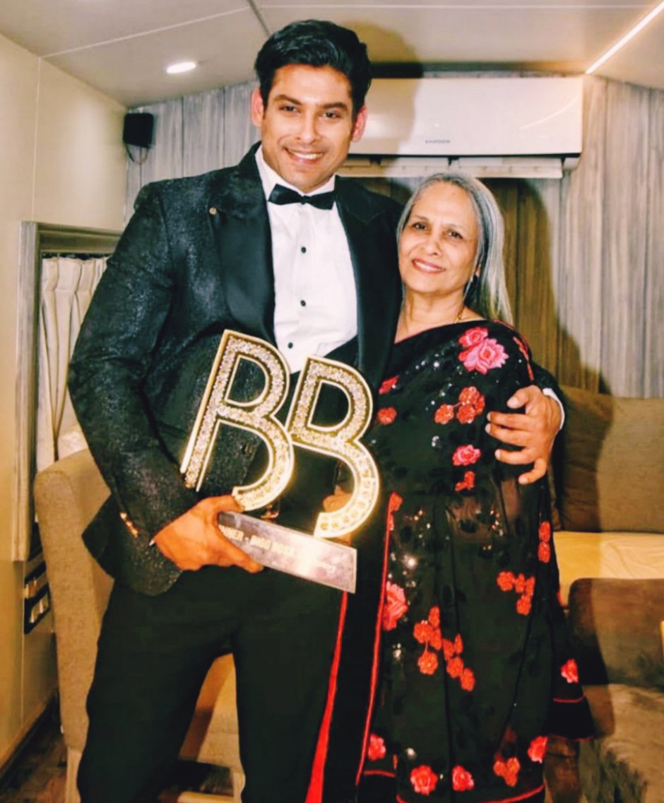 She encouraged him to try his hand in modelling world. If not for his Mother, we would have never known our Sid. She made him a Man worthy enough to be Admired & Followed. 2/3 @sidharth_shukla #SidharthShukla