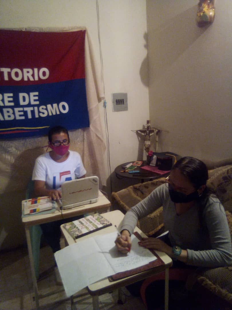 RobinsonBnas's tweet photo. en desarrollo #MisiónRobinson formación académica Educación Lugarizada #CadaFamiliaUnaEscuela en contexto de no presencialidad.
@NicolasMaduro 
@MPPEDUCACION 
@psuvaristobulo 
@MisinRobinsonP2 
@raulbolivariano 
@Sociabolivarian https://t.co/fXSw2zPgLc