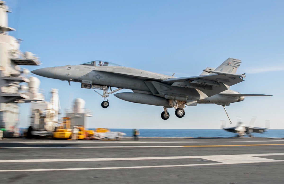 Military_Flight's tweet photo. #Warship78 | The #VFA143's "Pukin Dogs" F/A-18E Super Hornet touches down on the flight deck of the #USSGeraldRFord in the Atlantic Ocean on Saturday.
[Image: @USNavy/ MC2C K. Castilo] #avgeek https://t.co/aGGFxNJioa