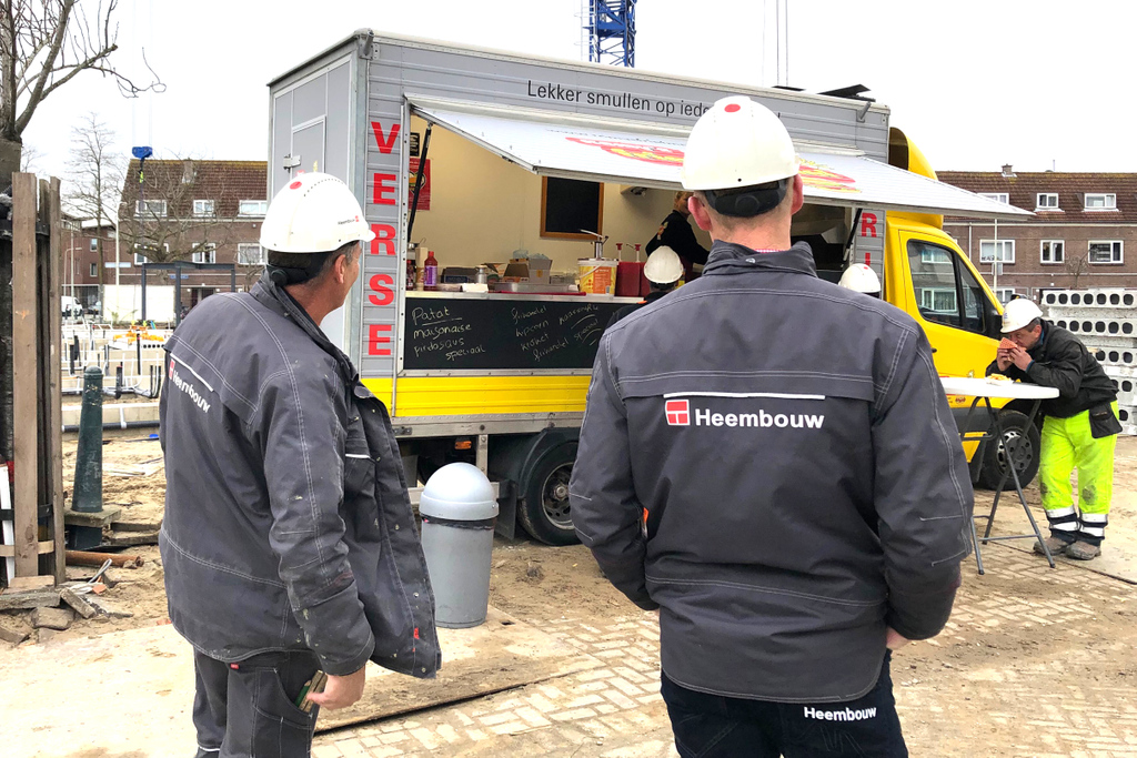 Smullen op het werk! Om onze collega's, echte #Doorbouwers, eens flink te verwennen, rijdt er de komende weken een foodtruck al onze projecten af. ⁠Lekkere frietjes!

#Bouw #Trots #HardeWerkers #TypischHeembouw