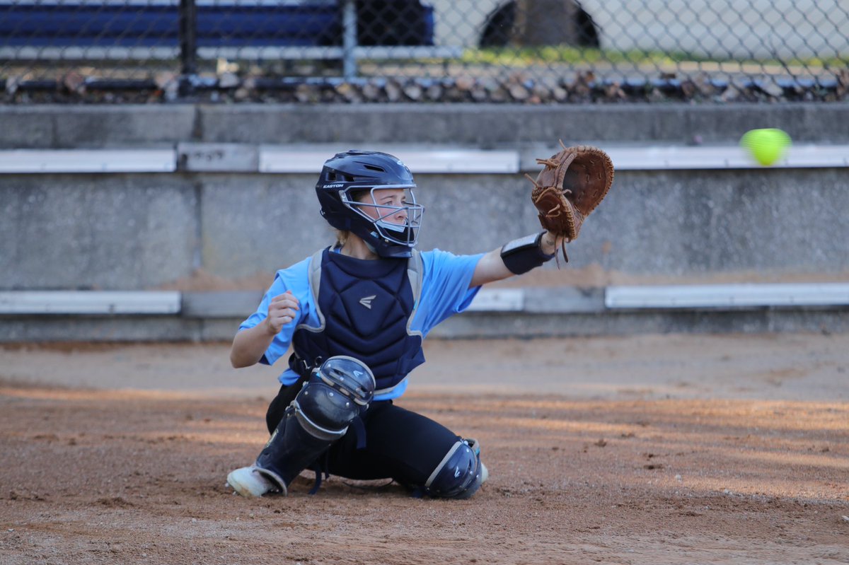 UIU_Softball's tweet photo. Not ONE...not TWO...but THREE birthdays today!! Happy birthday to Sophomore, Sam Jessie!! We hope you have a great day🎉🎉 https://t.co/S8suWey0Hc