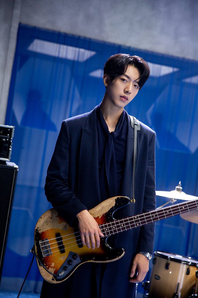 cntotheblu's tweet photo. blue has never looked so good #cnblue 💙 https://t.co/TxtdjUoE52
