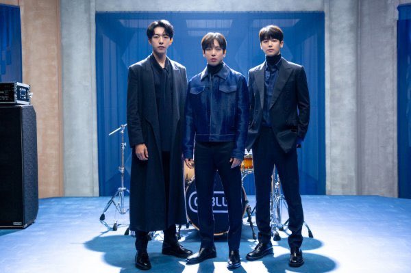 cntotheblu's tweet photo. blue has never looked so good #cnblue 💙 https://t.co/TxtdjUoE52