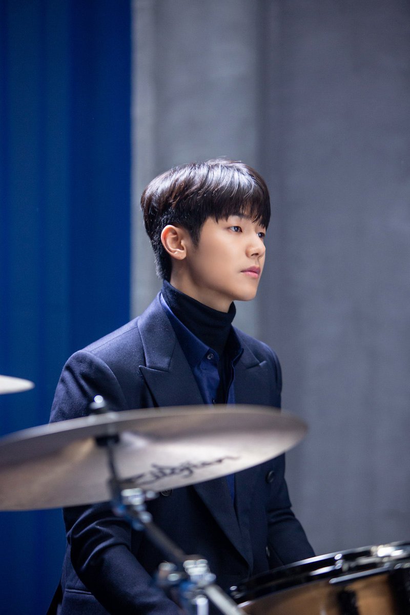 cntotheblu's tweet photo. blue has never looked so good #cnblue 💙 https://t.co/TxtdjUoE52