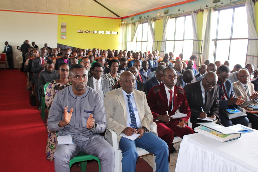 HonSinzohagera's tweet photo. #Burundi J'ai exhorté les leaders religieux de servir de modèle dans la communauté, selon l'épître de 1 Pierre 5:1-5, l'appel est lancé à l'endroit des leaders pour dissiper les tensions éventuelles. Ceci servirait à renforcer la cohésion sociale dans le corps du Christ. https://t.co/4iFXxq9Wxd