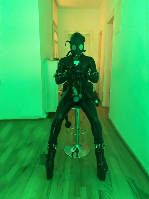 Are you going to come suck me or what?
#rubbergimp #latex #latexcorset #gasmask https://t.co/GysPTsi