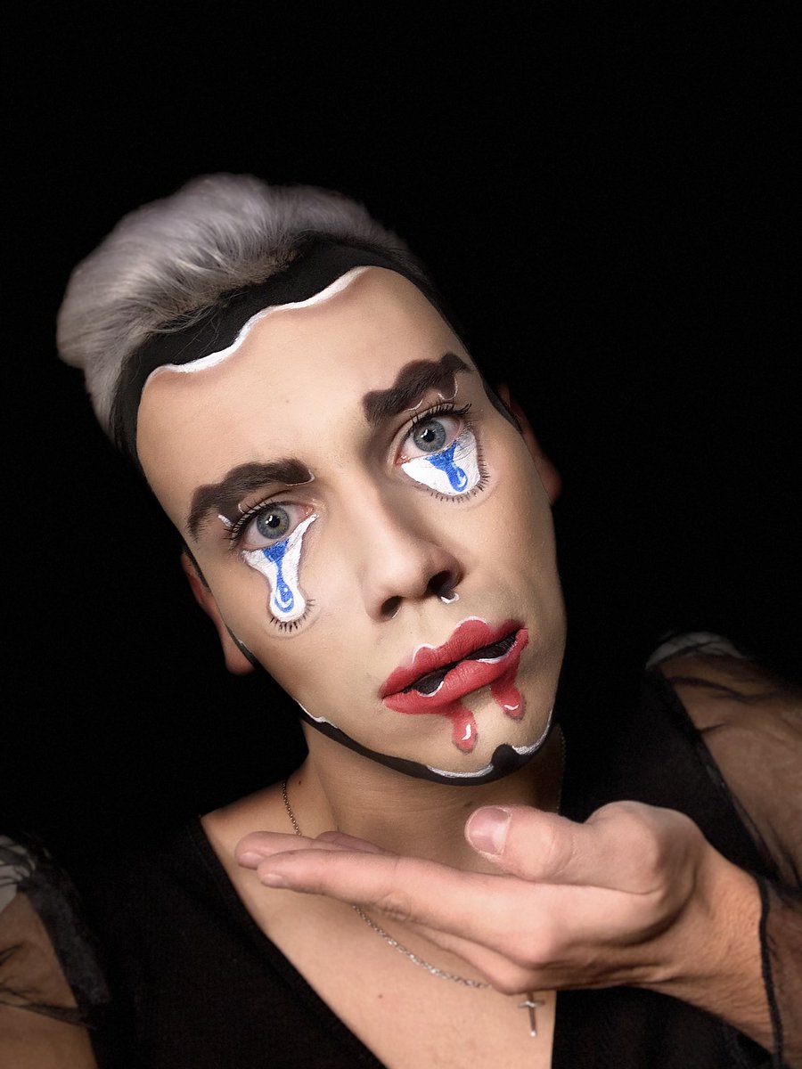 TheThomyK's tweet photo. Coucou @lenasituations! Je suis pas encore makeup artist pro je me lance en septembre prochain dans une école de makeup mais en attendant je fais ça par passion,et ton aide m’aiderait tellement!En tant qu’étudiant avoir le matériel pour c’est compliqué, alors je tente ma chance❤️ https://t.co/gYgprzv32k