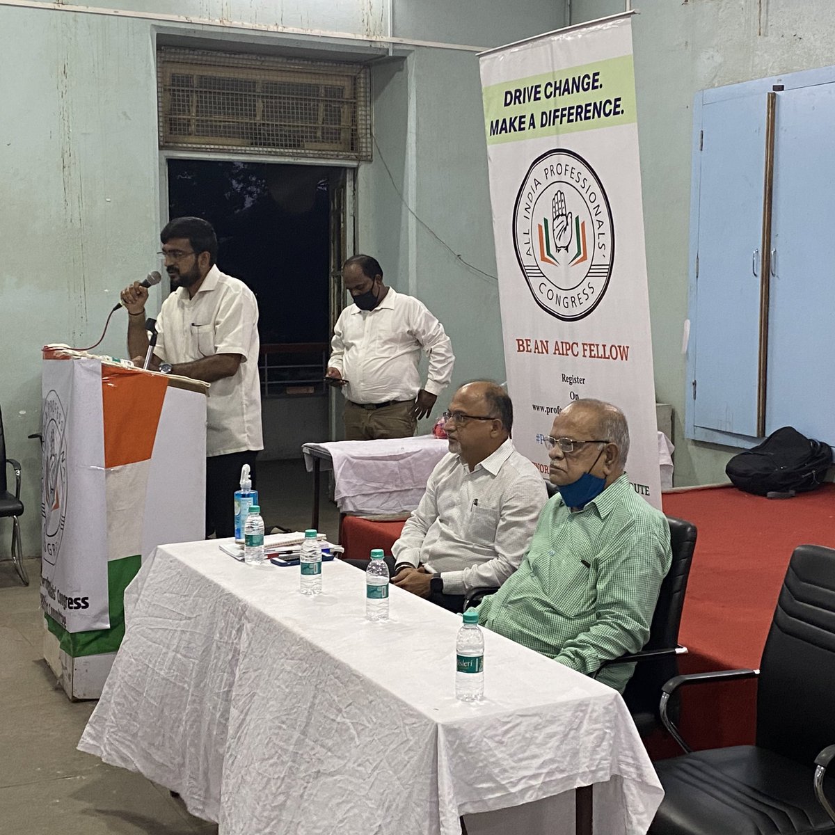 rattler_uno's tweet photo. Press & Journalists day at Congress Bhavan in Pune. Occasion graced by Dr. Ratnakar Mahajan & Shri Niranjan Takale.
#ProfessionalsDay #JournalistDay #AIPCInteractive #Professionals4Progress https://t.co/ezVybvfRpO