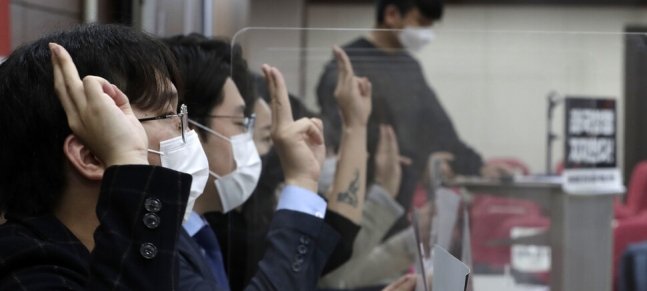 เกาหลีมีการแถลงค์การเกี่ยวกับสถานการณ์การชุมนุมในไทย แสดงออกถึงการรับรู้ปัญหา และอยู่ฝ่ายประชาธิปไตย พร้อมวิพากษ์วิจารณ์เรื่องการส่งออกรถฉีดน้ำมาให้ไทยด้วย... แทกุกไลน์คือหอนเลยนะ ตอนนี้เกาหลีคือสนับสนุนเราแรงมาก
#ม็อบ17พฤศจิกา 
#กูสั่งให้มึงอยู่ใต้รัฐธรรมนูญ