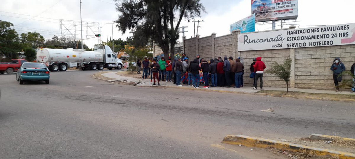 LagarrapataS22's tweet photo. Se concentran integrantes de la Confederación Nacional de Industriales de Metales y Recicladores #Conimer, en el crucero de Hacienda Blanca, para posible movilización. 📷 @NotiOax2021 @PeatonVigilante @buho_botero @Pau_Rios_ https://t.co/QsxdBJFvAX