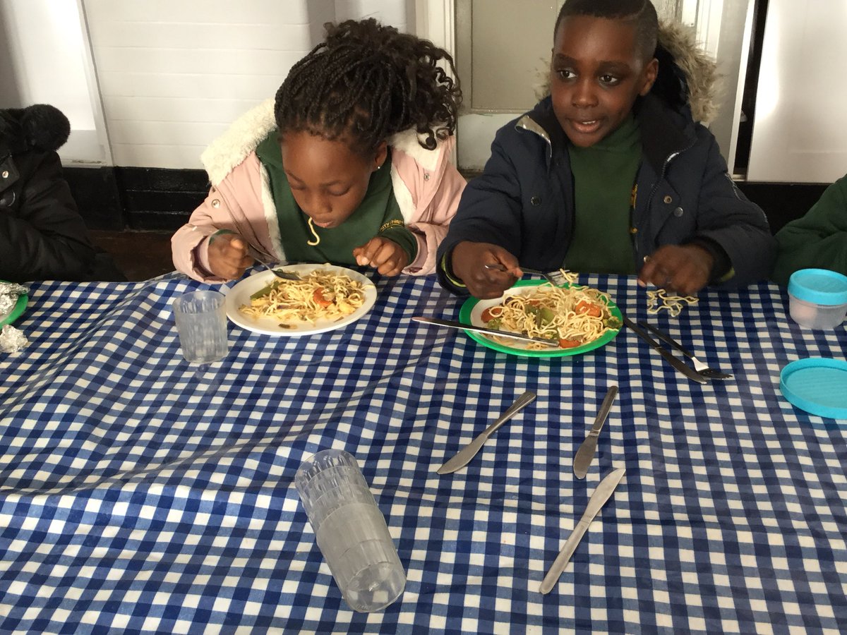 MulberryPS's tweet photo. Mulberry pupils enjoying delicious food. #chefsinschool https://t.co/93InZITU3T