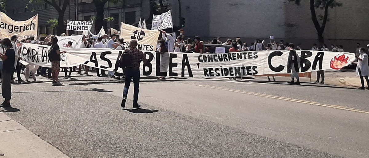 ResidentesCesar's tweet photo. SIN ESENCIALES NO HAY HOSPITAL!
ESTAMOS TODES LES ESENCIALES DE SALUD UNIDES BAJO UN MISMO RECLAMO
PRECARIZADES NO VAMOS A TRABAJAR!
@ArgMedicos https://t.co/HcrycVD8pe