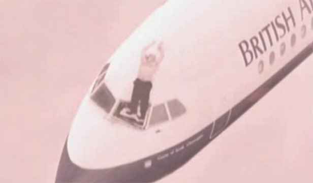 In 1990, a plane really did land whilst the pilot was hanging out of the window by his ankles.(THREAD. For non sweary version and sources see here:  https://bit.ly/36IK7X1 )