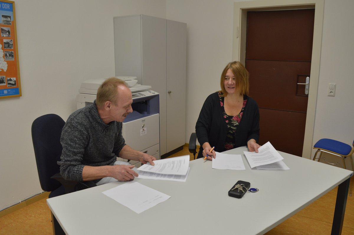 Im Dezember eröffnet die "Interessengemeinschaft gestohlene Kinder der DDR" (iggkddr.de) eine Service- und Anlaufstelle für betroffene Eltern + Kinder. Andreas Laake, Vorsitzender <a href="/gestohlene/">Interessengemeinschaft gestohlene Kinder der DDR</a>, unterzeichnete heute den Mietvertrag. Förderung kommt vom <a href="/sms_sachsen/">Sozialministerium</a>