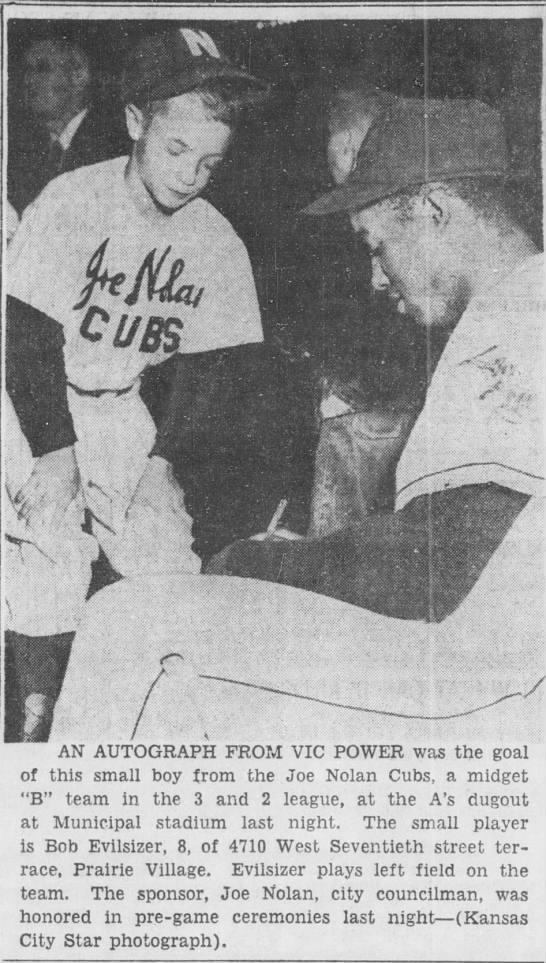 ThrillVictory's tweet photo. Kansas City A's 1st baseman Vic Power signs an autograph for a young baseball player. Power was a 6x all star and 7x gold glover, considered one of the finest ever on defence at 1st base. He had a lifetime .284 batting average. #VicPower #KansasCity #Athletics #baseball https://t.co/JeEAnljal2