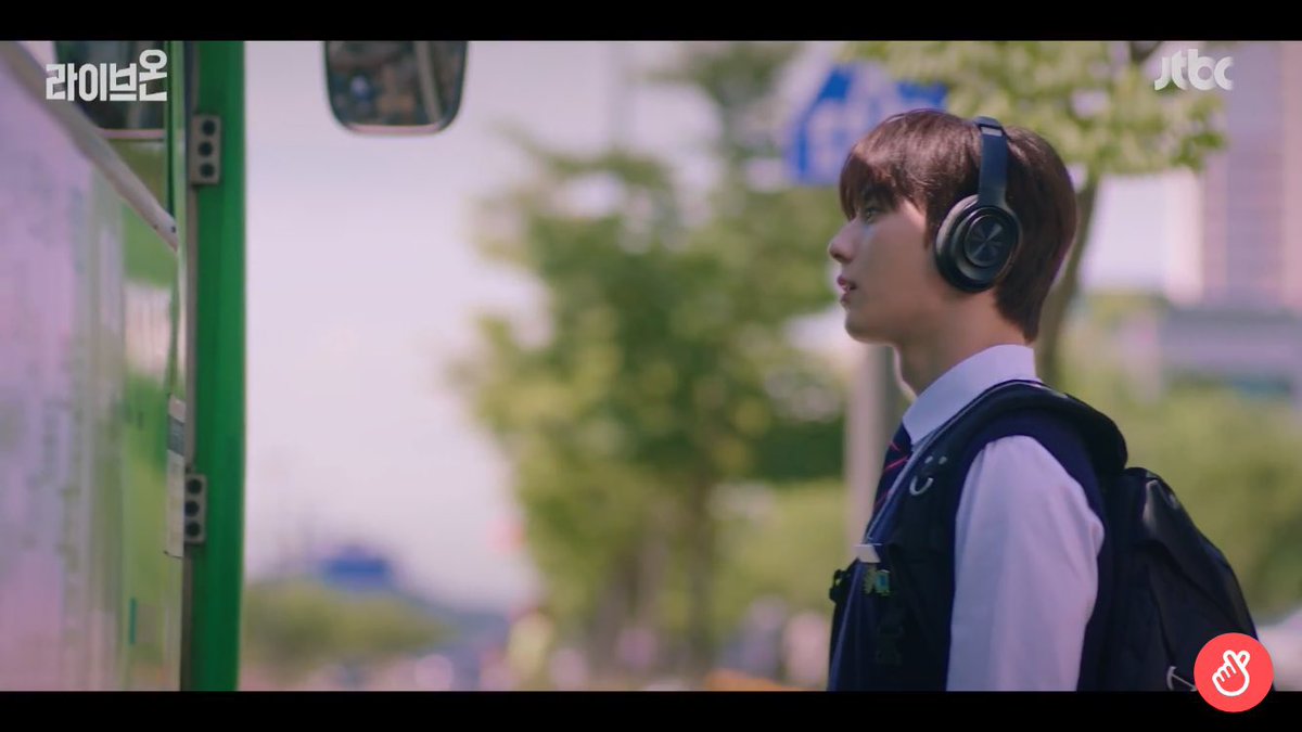_minbeak's tweet photo. こんなんがバス停おったら何度見するやか自分
#황민현_라이브온_첫방송
#라이브온 https://t.co/A98ZZb3IES