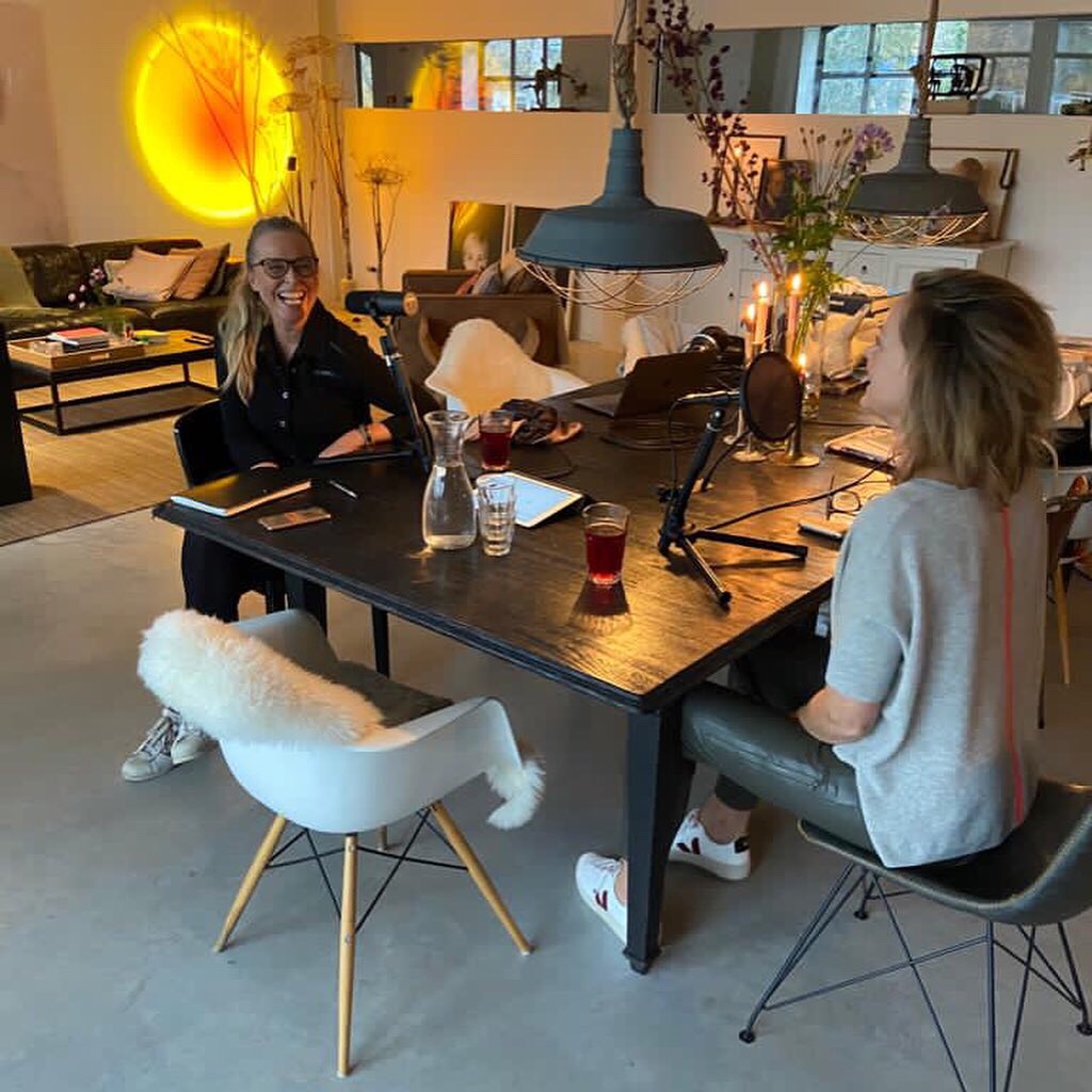 daphnedepasse's tweet photo. Gisteren #podcast opname met de prachtige @MickyHoogendijk. Een bijzonder, fijn en mooi gesprek. 

Binnenkort in the air! 
Luisterlinkjes hier: https://t.co/g2H2RNLAY0

En haar prachtige kunst hier: https://t.co/NDPjuw3mjZ https://t.co/bn3kp3LUGB
