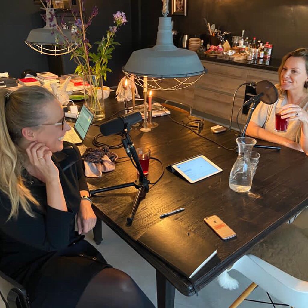 daphnedepasse's tweet photo. Gisteren #podcast opname met de prachtige @MickyHoogendijk. Een bijzonder, fijn en mooi gesprek. 

Binnenkort in the air! 
Luisterlinkjes hier: https://t.co/g2H2RNLAY0

En haar prachtige kunst hier: https://t.co/NDPjuw3mjZ https://t.co/bn3kp3LUGB