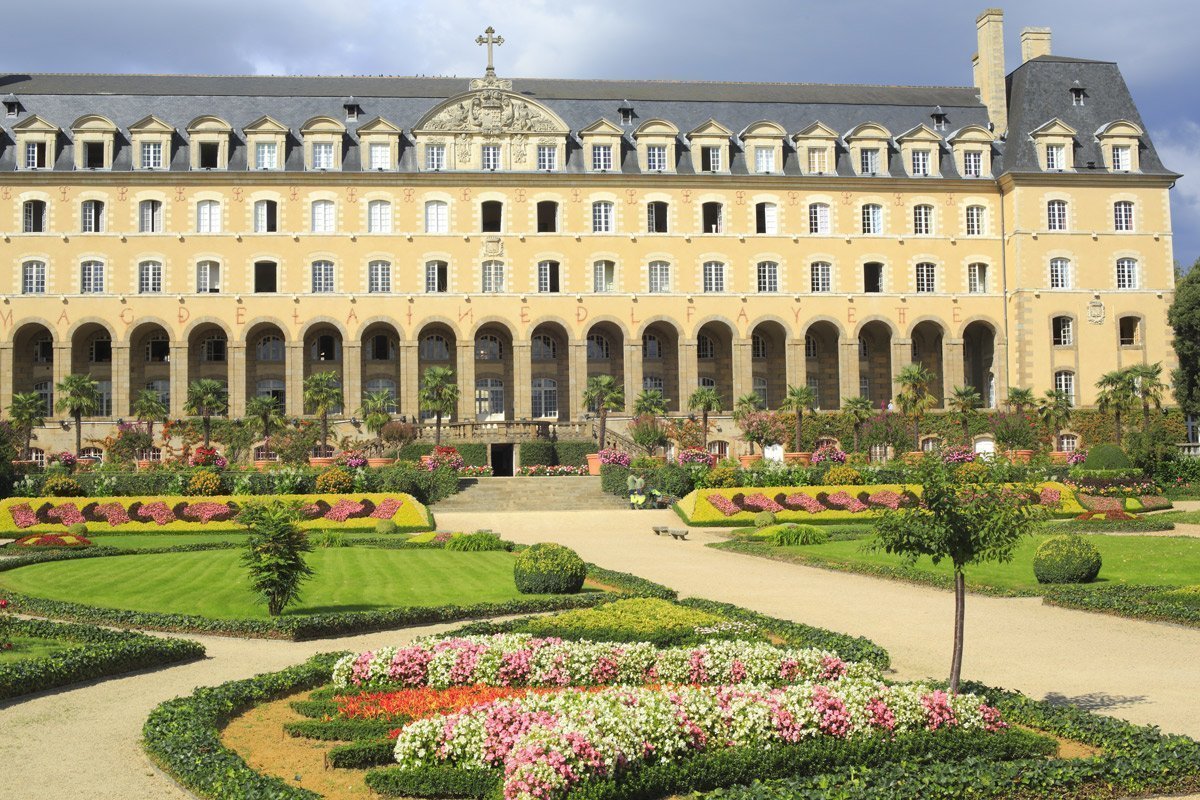 À seulement 1h25 de Paris grâce à la ligne LGV, <a href="/tourismerennes/">Tourisme Rennes</a> a choisi de jouer la carte du tourisme d’affaires , son nouveau Centre des Congrès en cœur de ville : une situation privilégiée pour profiter aussi du dynamisme culturel de la ville, de ses bars et ses restaurants !