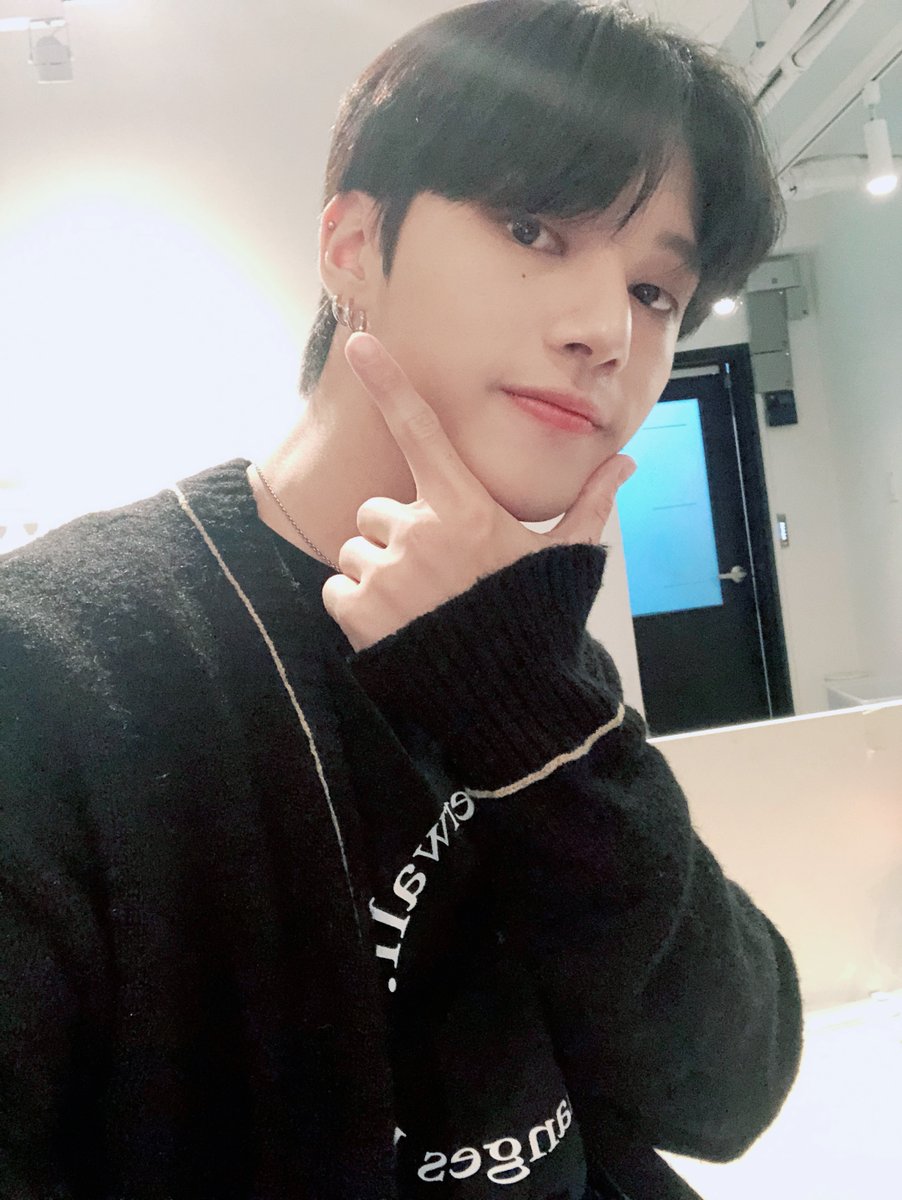ATEEZofficial's tweet photo. [📷] ATINYDAY Behind Photo
⠀
벌써 에이티즈와 에이티니가 함께한 두 번째 생일!🥳
앞으로 에이티니와 함께 빛날 수 있게 오래오래 함께해요✌
에이티니! HAPPY BIRTHDAY❤
⠀
#ATINYDAY #ATINY #에이티니 #ATEEZ #에이티즈 https://t.co/QbEGLnQ34P