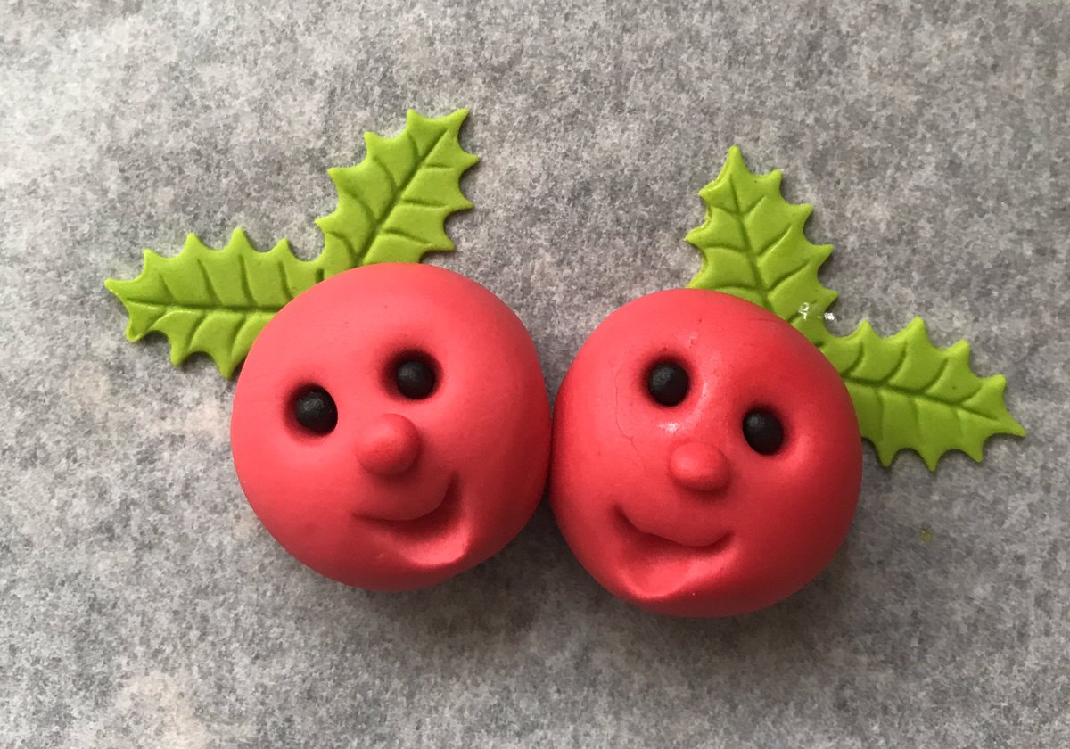 marybethxx6's tweet photo. Little cuties .... #christmasprep #hollyberries #sugarmodel https://t.co/aF2G1is1z0