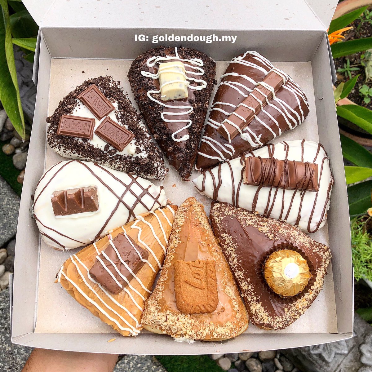 SantaiSini's tweet photo. bergeliga otak budak budak jaman now boleh ha jual pizza donut, sis ni kalau pkpb duduk rumah tenguk oppa jerit-jerit histeria je tahu
twitter: @affiqpiai
#GaiaHidup #YassGaia #VassGitew #YassVass #pizzadonut #makananViral #otakgeliga #pkpb #kongsirezeki #SantaiSini https://t.co/npCQdWBKxG