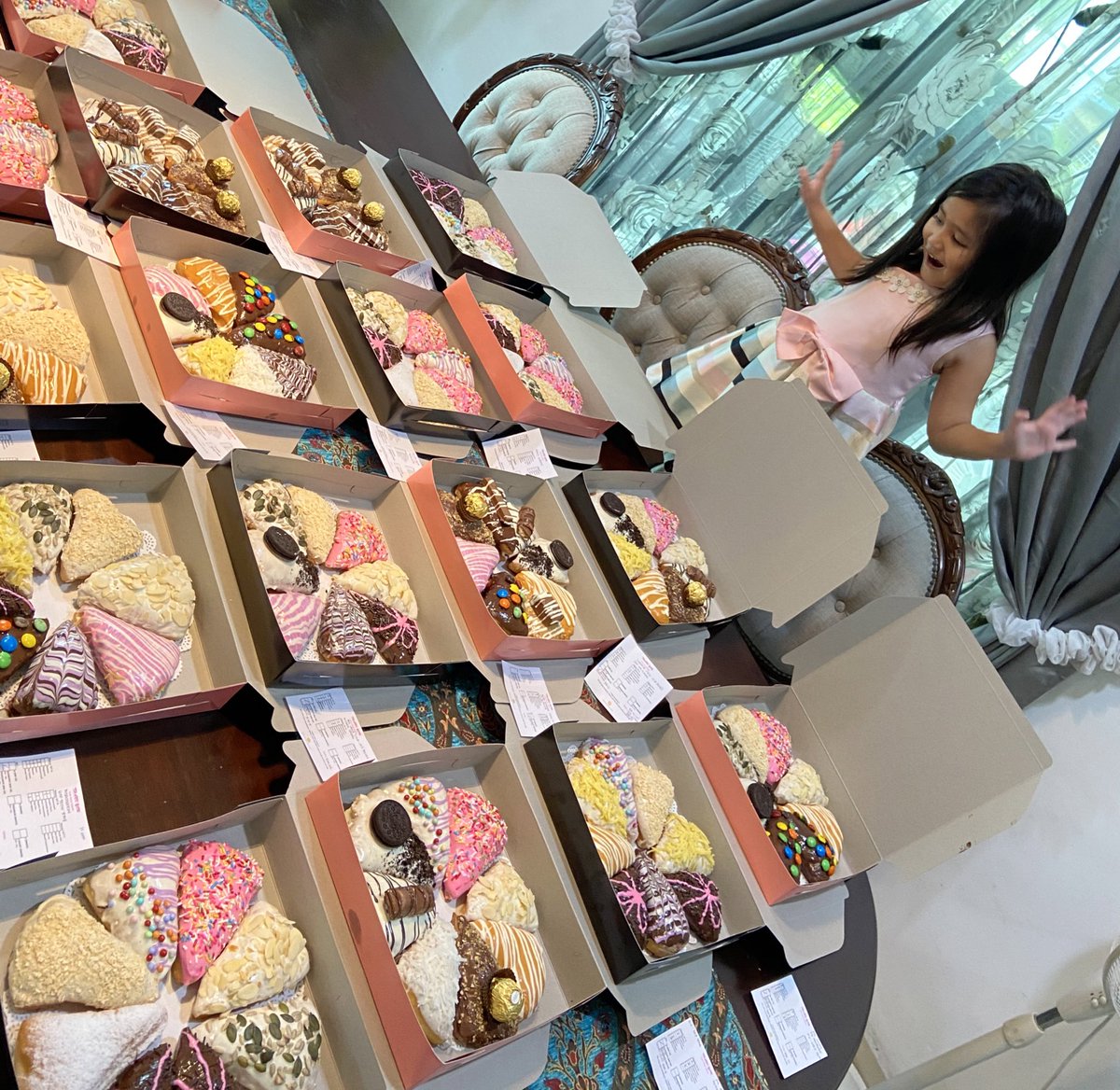 SantaiSini's tweet photo. bergeliga otak budak budak jaman now boleh ha jual pizza donut, sis ni kalau pkpb duduk rumah tenguk oppa jerit-jerit histeria je tahu
twitter: @affiqpiai
#GaiaHidup #YassGaia #VassGitew #YassVass #pizzadonut #makananViral #otakgeliga #pkpb #kongsirezeki #SantaiSini https://t.co/npCQdWBKxG