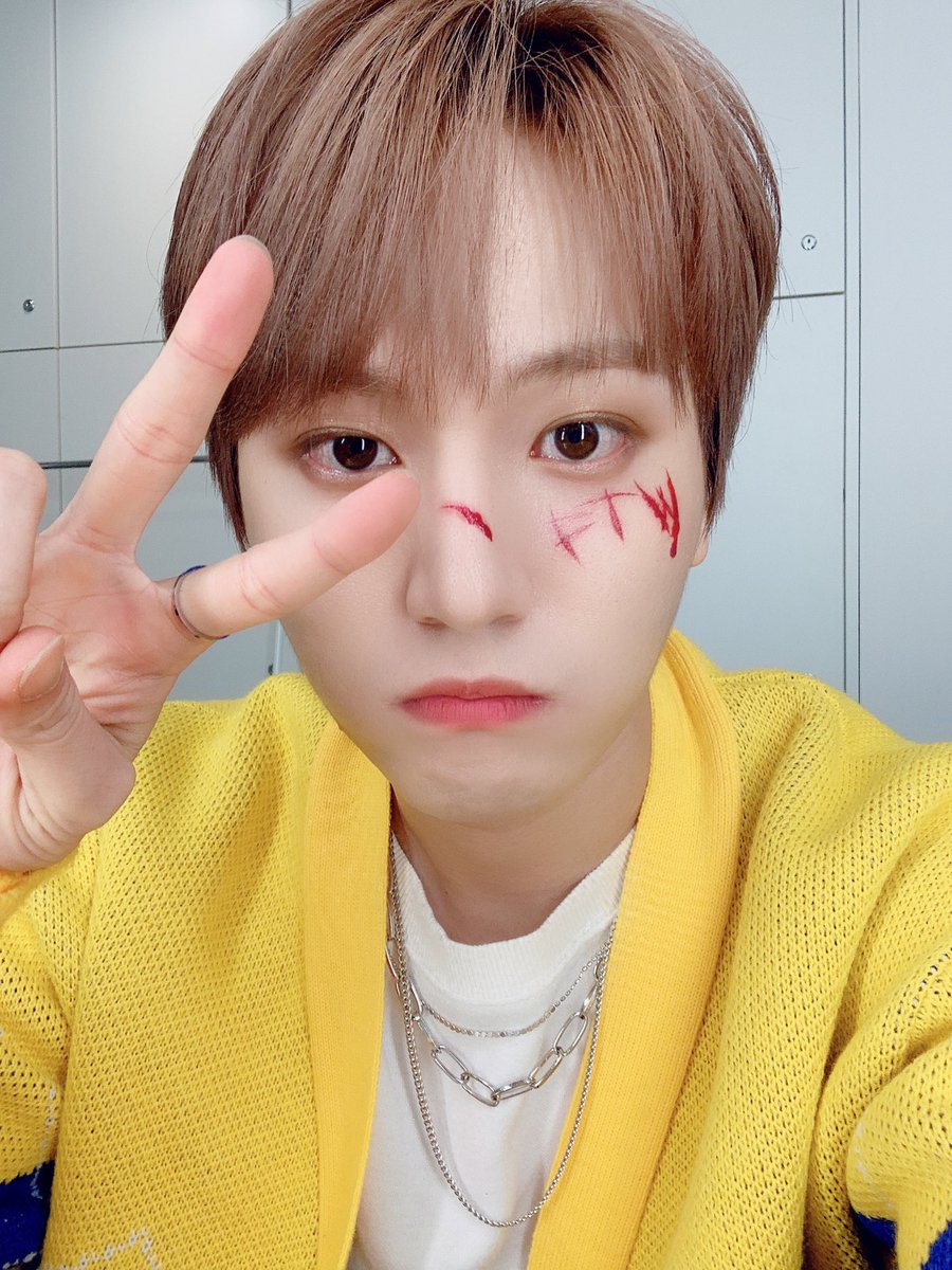 MYst_member's tweet photo. [#원철] 상처 난 노란 병아리~🐥
#MYst #마이스트 #woncheol #Halloween #할로윈 https://t.co/iqQVGFbjih