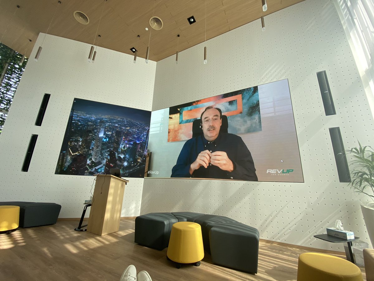 Getting to know <a href="/heikomeyer_/">Heiko Meyer</a> better at GSKO in the <a href="/HPE/">HPE</a> Digital Life Garage Showcase!! Definitely all ‘Revved Up’ in Dubai! #RevUp