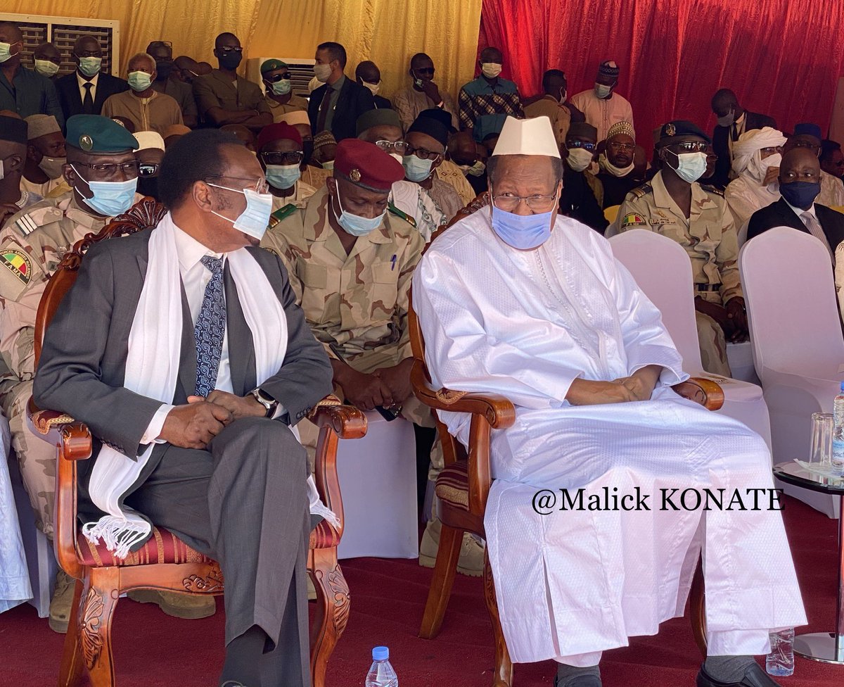 konate90's tweet photo. Les deux anciens Présidents Alpha Oumar KONARE et Pr Dioncounda TRAORE aux obsèques du Feu Général Amadou Toumani TOURE, ancien Président de 2002 à 2012. Ça se passe au génie militaire de la Base B.
#FuneraillesATT #Mali https://t.co/0et6kRZymy