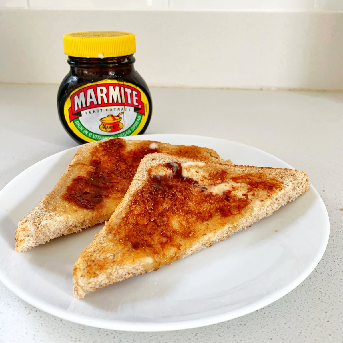 marmite's tweet photo. Slice slice baby🎵 #ASongOrMovieForBread https://t.co/q198L8SDCS