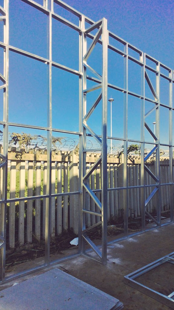 Big5projects's tweet image. Light steel frame warehouse/ temporary storage facility.

5m wall height at the eaves.
6m roof height at the apex.

70m long x 9m wide, 630m2 building footprint. 

Designed for disassembly. 

#structuralinnovation