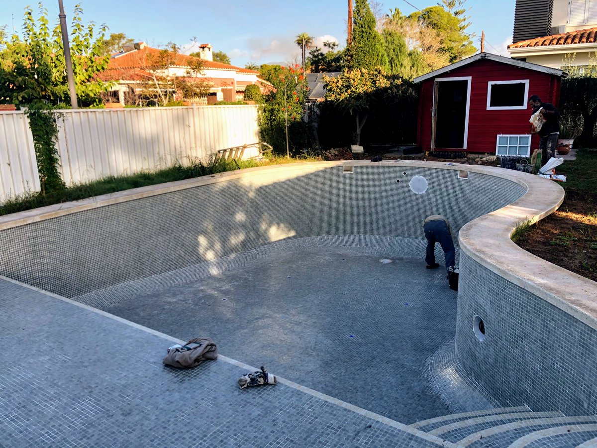 Terminando de cortar el gresite y preparando para rejuntar con junta epóxi, piscina de Castellón