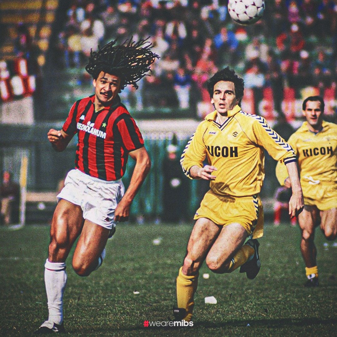 rossonerinewsid's tweet photo. Tau gak siapa yg jd lawan Gullit di foto ini? 

Foto diambil thn 88
Diedit oleh MiBS https://t.co/F3hAcsTJg7