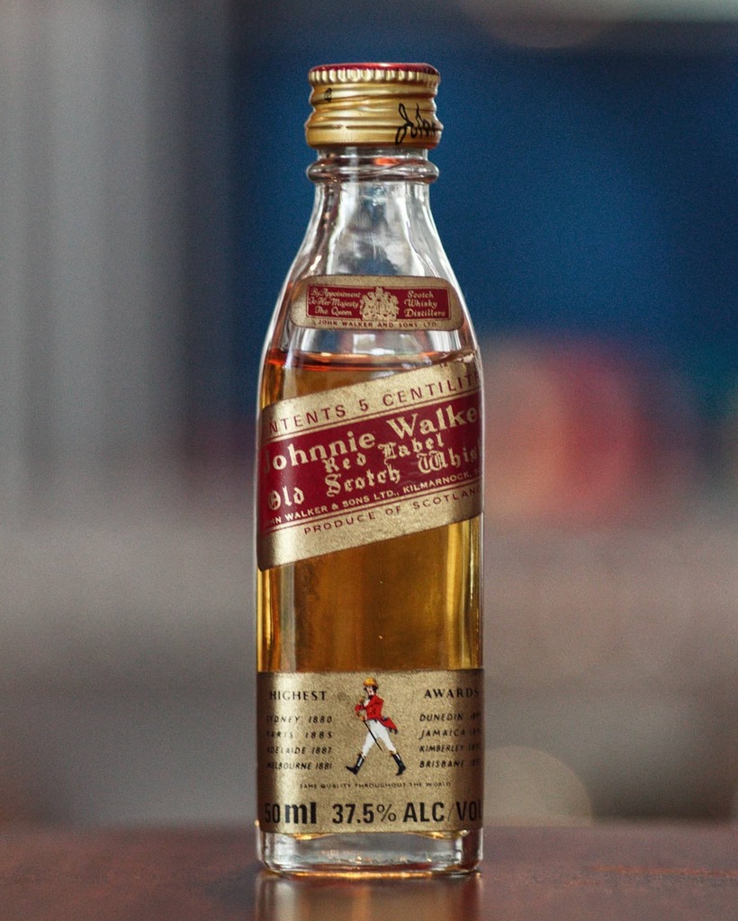AnothonySap's tweet photo. Who can tell me anything about this Johnnie Walker Red Label??
.
I know it's pre 1992 as the Striding Man is facing left.
.
.
Yiamas! 👍🥃
.
#johnniewalker #keepwalking #johnniewalker#whisky #whiskyporn #whiskylover #whiskygram #whiskytasting #whiskey #bar #scotch #singlemal… https://t.co/9enYaFdY07