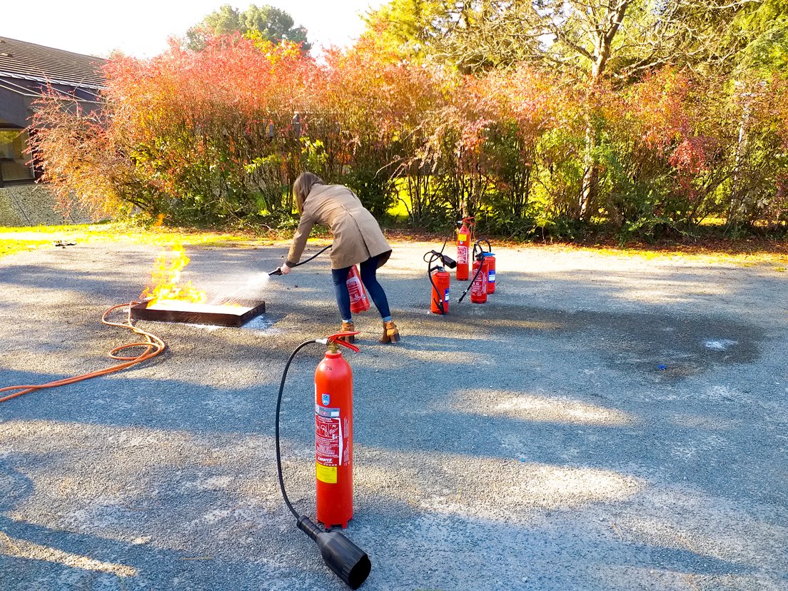 AtlantiCing's tweet photo. #ACIcampus | Formation Incendie et SST 🧯🩹
👉 Nos équipes ont participé à deux formations réalisées dans nos locaux à l'Agence de Nantes.
Un joli moment de travail d’équipe pour apprendre à intervenir quand il faut 💪
#ACIcampus #SortezMasqués #FormationIncendie #formationSST https://t.co/9aKGj1maAg