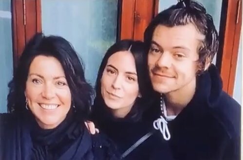HistoryOfHarold's tweet photo. Perfect family✨✨ @Harry_Styles @MrsAnneTwist @GemmaAnneStyles #harrystylesvogue #harry #styles https://t.co/YQvAjRhHSV