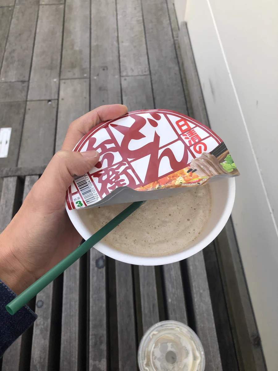 これは誤解されても仕方ないwwwどん兵衛の容器にフラペチーノを入れた結果www