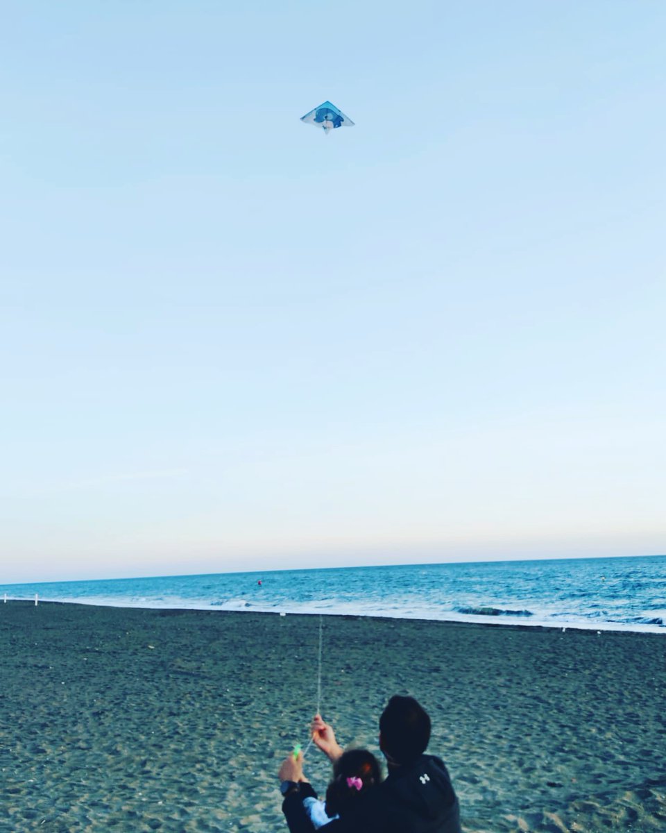 CarlosFenech's tweet photo. Niña Voladora.. Por las alturas vuelas Tu sola, vuela tranquila que Yo te espero.. Aquí en la Tierra pa darte gloria. #BabyJulia #Cometa #diversión #ilusión #risas #momentos #compartir #playa #mar #atardecer #ElMorche #mejorclimadeEuropa #Familia #NiñaVoladora #JuanitoMakandé https://t.co/PJY9GssQpT
