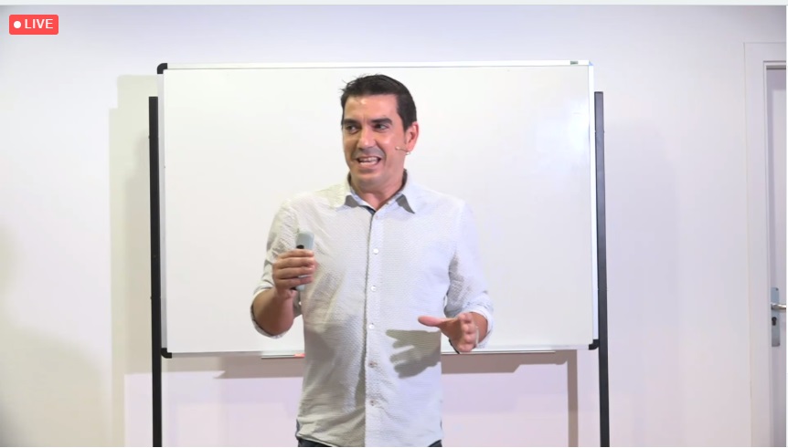 IGDpreparat's tweet photo. 💬@emoiciona "El CV ha de reflectir la vostra professionalitat, això és el que el fa atractiu de debò. Serveix perquè algú que no et conegui, agafi el telèfon i et truqui. No només ha de ser un recull del que has estudiat o fet, ha de ser un flyer dels serveis que ofereixes" https://t.co/tW1onvixuH