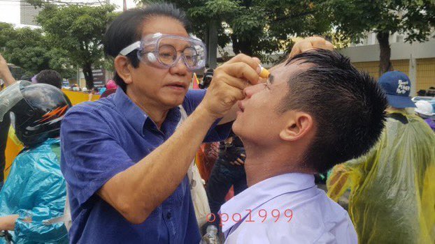jnsbababoo's tweet photo. รีไปให้โลกรู้ค่ะ

Pls retweet to let the world know what Thai police do to Thai people. They use tear gas to the protesters who have no armed. 
#ม็อบ17พฤศจิกา #whatishappeninginthailand #whatshappeninginthailand https://t.co/pjnlhgdk3W