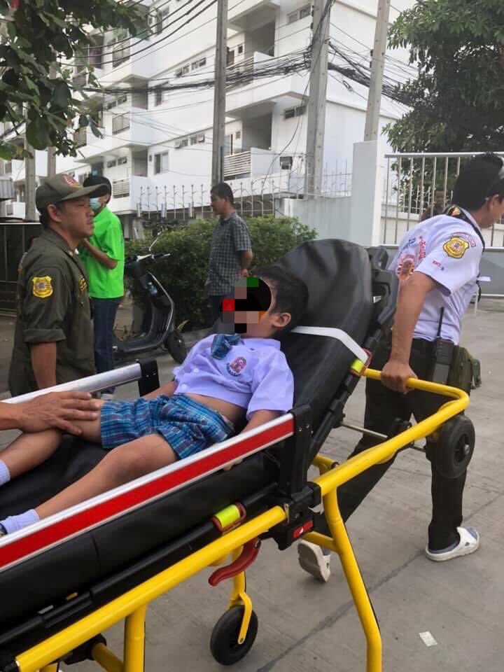 jnsbababoo's tweet photo. รีไปให้โลกรู้ค่ะ

Pls retweet to let the world know what Thai police do to Thai people. They use tear gas to the protesters who have no armed. 
#ม็อบ17พฤศจิกา #whatishappeninginthailand #whatshappeninginthailand https://t.co/pjnlhgdk3W