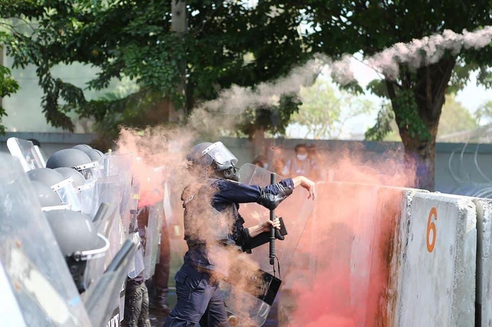jnsbababoo's tweet photo. รีไปให้โลกรู้ค่ะ

Pls retweet to let the world know what Thai police do to Thai people. They use tear gas to the protesters who have no armed. 
#ม็อบ17พฤศจิกา #whatishappeninginthailand #whatshappeninginthailand https://t.co/pjnlhgdk3W