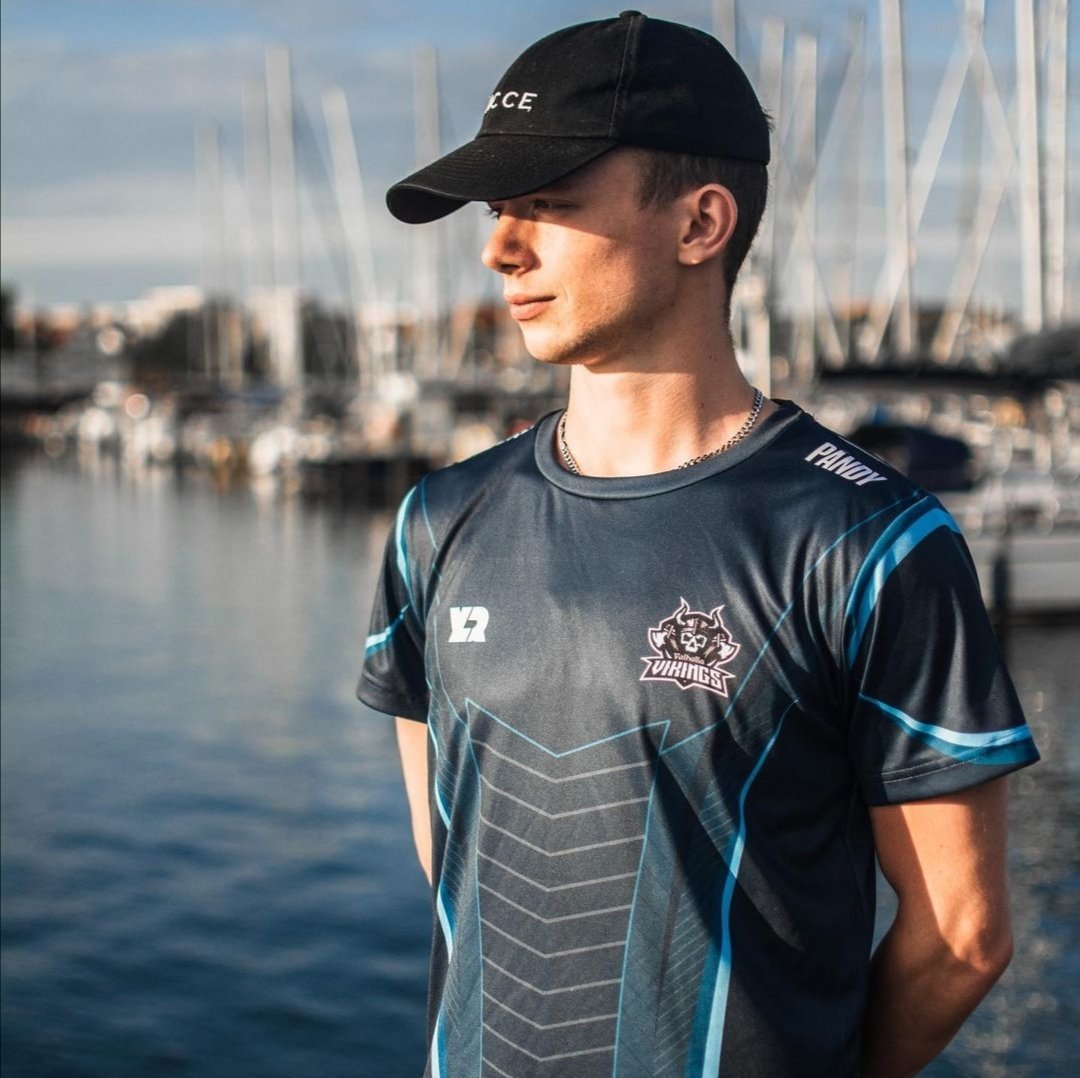 Now if ever is a good time for a summer TB. <a href="/valhallavikingz/">Valhalla Vikings</a> hot as always 😉

[YLDR x Valhalla Vikings Merch]