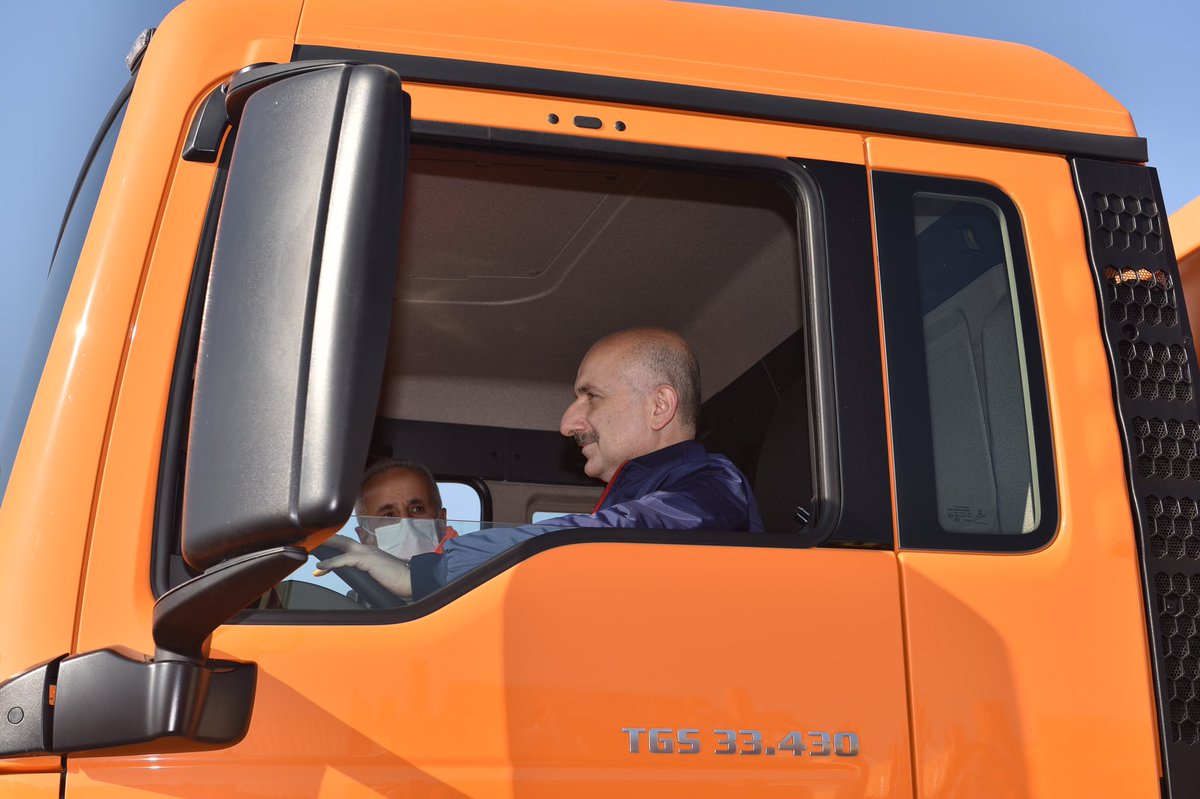 akaraismailoglu's tweet photo. Akıllı Ulaşım Sistemlerimiz ve son teknoloji, yerlilik oranı yüksek ekipmanlarımız ile ulaşımın her modunda çağın ötesine geçiyoruz.

@KarayollariGM'de bugün hizmete aldığımız 391 adet makine ve ekipman, kış şartlarının yoğun yaşandığı şehirlerimizde hayati bir vazife üstlenecek. https://t.co/YRlugaYmFP