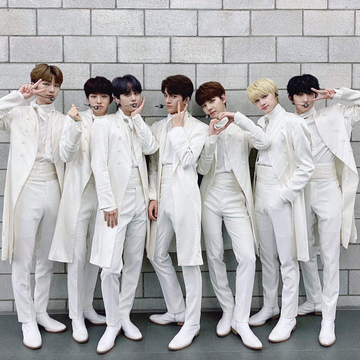 DRIPPIN's tweet photo. [📸] 20.11.17 #더쇼🤍

오늘의 드리핀도 역시 ♥환.상.적.♥
꿈인지 현실인지 모두들 헷갈리셨죠⁉️
앞으로도 언제나 팬 여러분들에게 
가장 예쁜 꿈 같은 무대만 선물할게요🤗🎁

#DRIPPIN #드리핀
#Boyager #Nostalgia https://t.co/HeJEyuwE7v