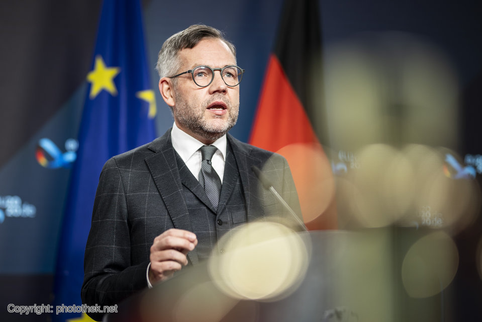 AuswaertigesAmt's tweet photo. „Rechtsstaatlichkeit ist ein Grundpfeiler der EU. Bei heutiger erster länderspezifischer Aussprache wollen wir problematische Tendenzen identifizieren, bevor es zu spät ist und ein gemeinsames Verständnis zu Rechtsstaatlichkeit in der EU entwickeln.“ @MiRo_SPD beim #RfAA. https://t.co/vT4rAqOeUn