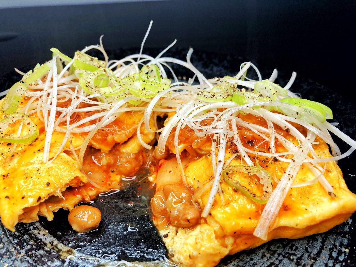 3分で作れる腸活メニュー🔥
【オムキム納豆】

一見ただの卵焼きに見えますが、じつは中にキムチと納豆が入っています❗️

仕上げに白髪ネギと小口切りにしたネギをかけたら完成💪

ズボラに自担で腸活したい時はこれしかない💨

発酵食品食べて今日も明日も腸活しちゃいましょう！！！！！

#腸活