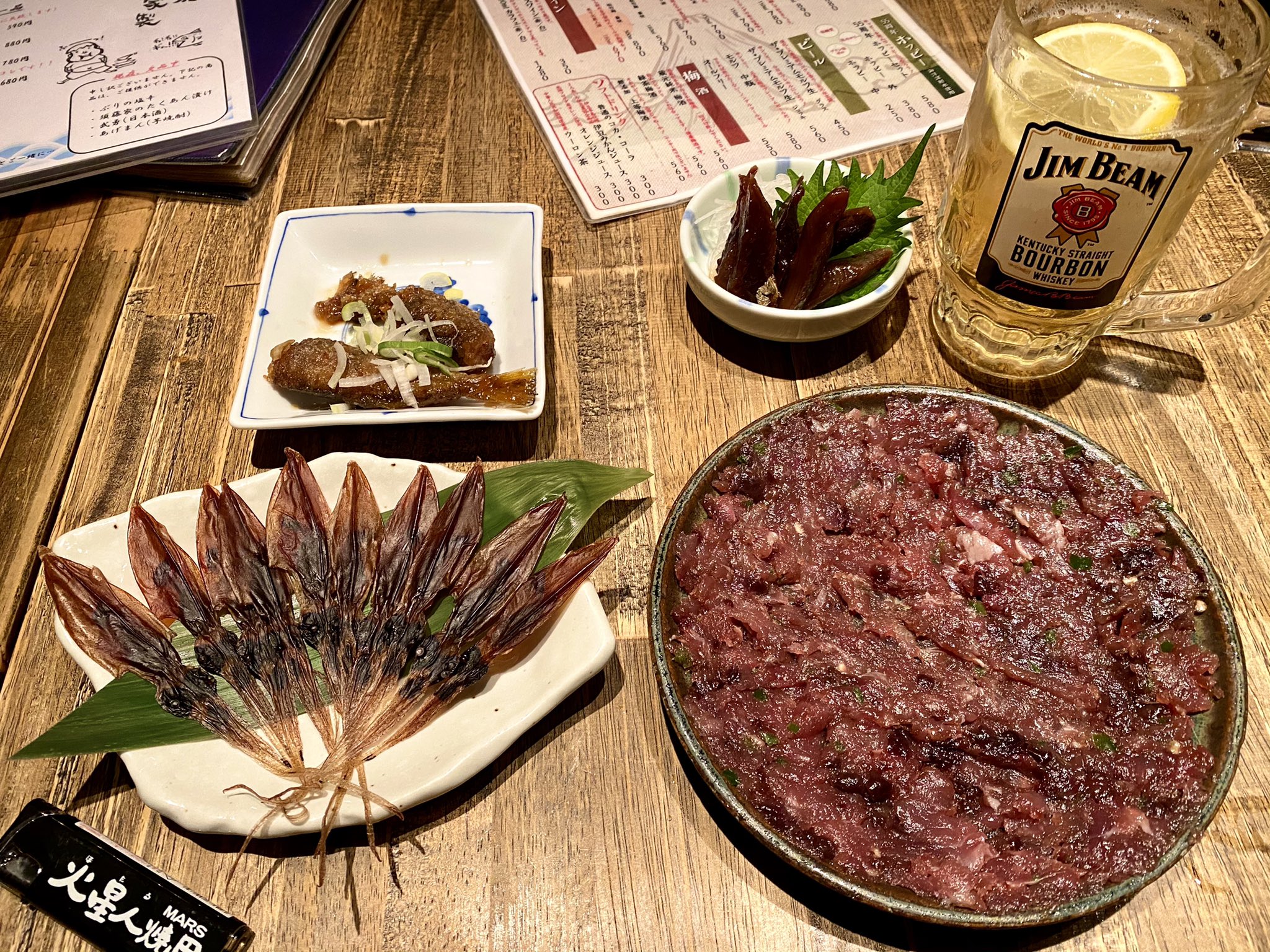 まつじ 静岡県伊東市の有名店 まるげん 伊東で水揚げされた新鮮な地元の魚にこだわった ここでしか食べられない創作メニューが人気 みんなが頼む うずわのたたき は青唐辛子が入ったうずわを醤油に漬けて味わう うずわはソウダガツオのことで 傷み まつじ 静岡県伊東市の有名店 まるげん 伊東で水揚げされた新鮮な地元の魚にこだわった ここでしか食べられない創作メニューが人気 みんなが頼む うずわのたたき は青唐辛子が入ったうずわを醤油に漬けて味わう うずわはソウダガツオのことで 傷み