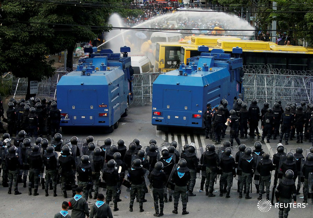 soezeya's tweet photo. Riot police officers stand guard as water cannons are being used during an anti-government protest as lawmakers debate on constitution change, outside the parliament in Bangkok, Thailand, November 17, 2020. REUTERS/Soe Zeya Tun #ม็อบ17พฤศจิกา https://t.co/dGTzlapGLx